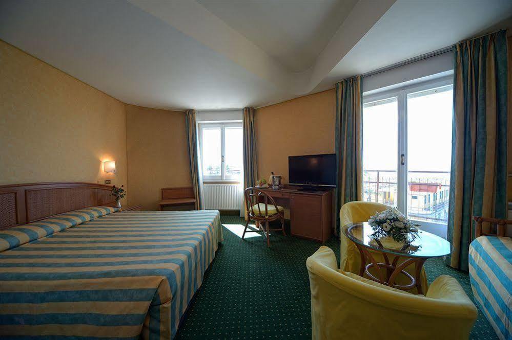 Hotel Santa Maria Кьявари Экстерьер фото